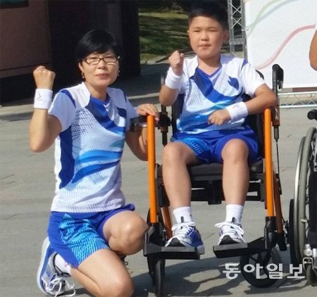 김희정 씨(왼쪽)와 아들 장한솔 군이 성화 봉송을 앞두고 파이팅을 외치고 있다. 지명훈 기자 mhjee@donga.com