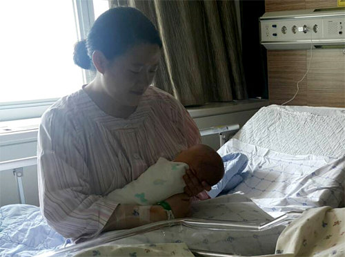 10월 10일 ‘임산부의 날’을 앞둔 7일 건국대병원에서 아이를 출산한 한 산모가 모자동실에서 아이와 눈을 맞추고 있다.
