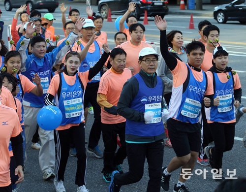 이광구 우리은행장(가운데 안경 쓴 사람)이 다문화가족 학생들과 함께 세종대로를 달리고 있다. 양회성 기자 yohan@donga.com
