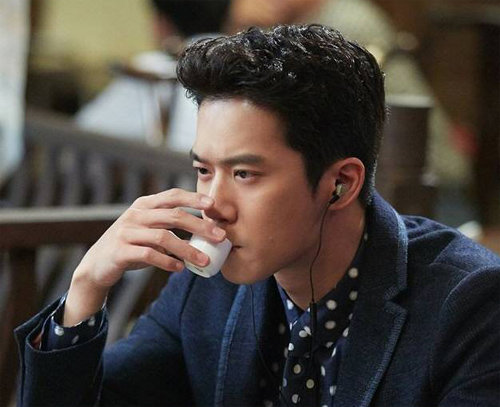 각기 다른 이유로 혼자 술을 마시는 ‘혼술족’을 소재로 한 tvN 드라마 ‘혼술남녀’의 한 장면. 혼술남녀 공식 페이스북