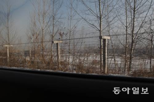 탈북자들의 월경을 막기 위한 펜스가 쳐져 있는 중국 지린성 롱징시 산허(삼합)의 두만강변. 2011년 촬영. 동아일보DB