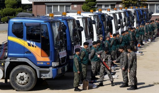 화물연대가 총파업에 들어가간 가운데 10일 오후 인천 부평구 제3군군수지원사령부 장병들이 화물운송 비상 사태를 대비해 차량을 점검하고 있다.