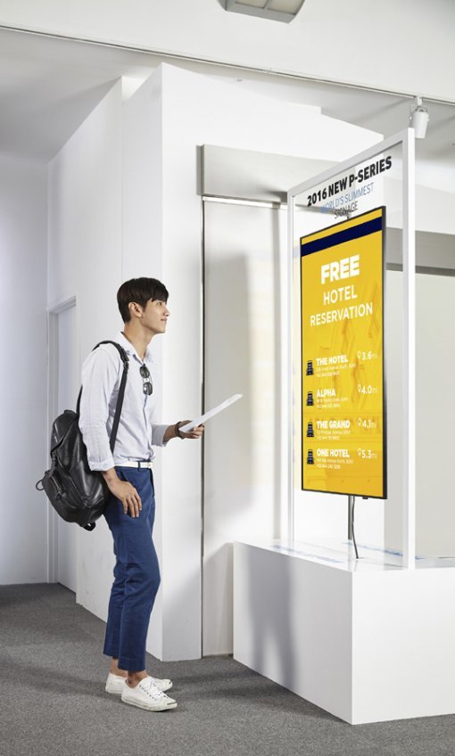 삼성전자 모델이 10일 삼성전자 수원사업장 디지털연구소(R4) 쇼룸에서 세계 최초로  타이젠 OS를 탑재한 스마트 사이니지를 보고 있다.