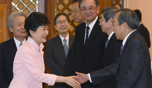 朴대통령, 日재계대표 면담…　“협력 확대” 박근혜 대통령이 10일 청와대에서 일본 경단련 대표단과의 
접견 과정에서 우치야마다 다케시 도요타자동차 회장(오른쪽)과 악수하고 있다. 박 대통령은 이날 교역과 인적 교류 확대, 제3국 
공동 진출 분야 다변화 등에 대한 한일 경제계의 협력을 당부했다. 청와대사진기자단