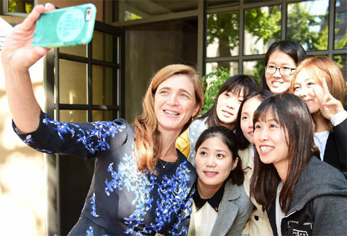 탈북 청소년들과 셀카 서맨사 파워 유엔 주재 미국대사(왼쪽)가 10일 서울 서초구에 있는 탈북자 대안학교를 방문해 학생들과 사진을 찍고 있다. 사진 출처 서맨사 파워 대사 트위터