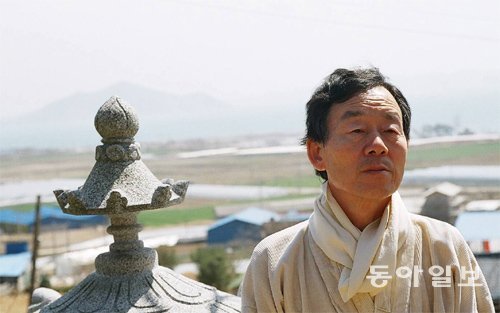 등단 50년을 맞아 어머니의 기억을 담은 소설 ‘달개비꽃 엄마’를 낸 소설가 한승원 씨. 그는 “지금껏 어머니에게 빚을 갚기 위해 살아왔고 이 글을 쓴 것도 그 빚을 갚는 것의 일환”이라고 말했다. 동아일보DB