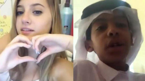 아부 신(가명)으로 불리는 사우디아라비아 청년(오른쪽)이 미국 소녀 크로킷 양의 애정 표현을 바라보며 넋이 나간 표정을 짓고 있다. 유튜브 화면 캡처