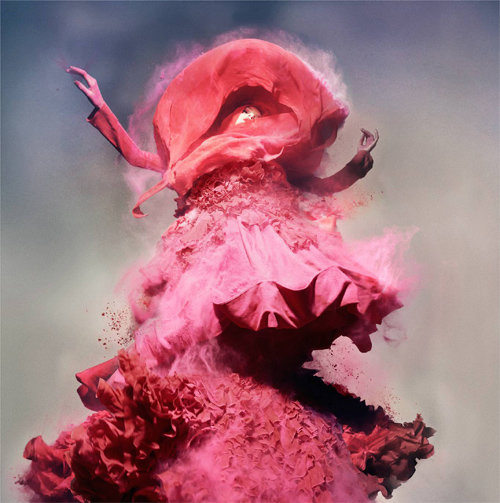 닉 나이트의 2008년작 ‘핑크 파우더’. 디자이너 존 갈리아노의 의상을 입은 유명 모델 릴리 도널드슨의 모습을 몽환적 이미지로 가공했다. 대림미술관 제공