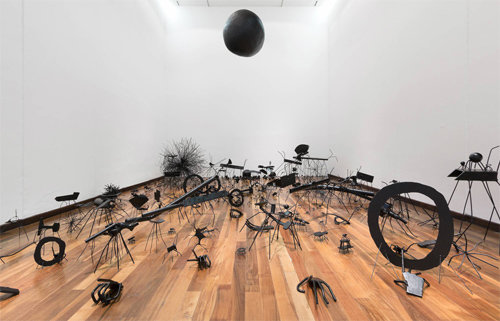 데이비드 슈리글리의 ‘곤충들’(2007년). 철골, 철사, 철판으로 만들어 까맣게 칠한 거미, 개미, 사마귀 모양의 조각을 늘어놓았다. 현대카드 스토리지 제공