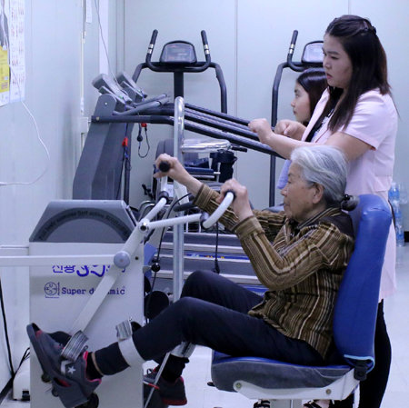김 할머니(81)가 수술 후 재활 운동에 열중하고 있다.