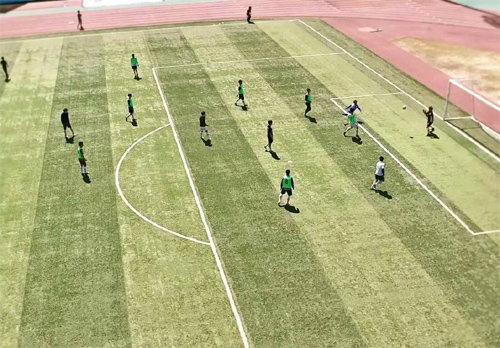 드론으로 촬영한 아마추어 축구 경기의 한 장면. 드론 영상 전문 촬영 업체는 영상을 편집해 소셜네트워크서비스(SNS)를 통해 중계까지 하면서 누리꾼들로부터 좋은 반응을 얻고 있다. 고고고알레알레알레 제공