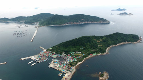 이재언 목포대 도서문화연구원 연구원이 지난달 드론으로 촬영한 전남 여수시 거문도의 전경. 이 연구원은 “드론만큼 섬의 아름다움을 담아낼 수 있는 기기는 없는 것 같다”고 말했다. 이재언 씨 제공