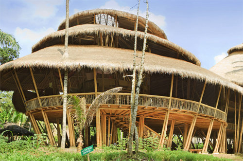 대나무로 건물을 짓는 건축가 엘로라 하디가 설계한 인도네시아 발리의 ‘Green School’ ⓒIBUKU