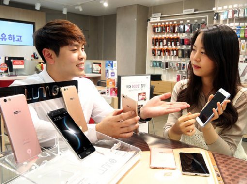 서울시 중구 을지로 SK텔레콤 매장에서 모델이 50만원대 실속형 프리미엄 스마트폰 ‘루나S’를 소개하고 있다.