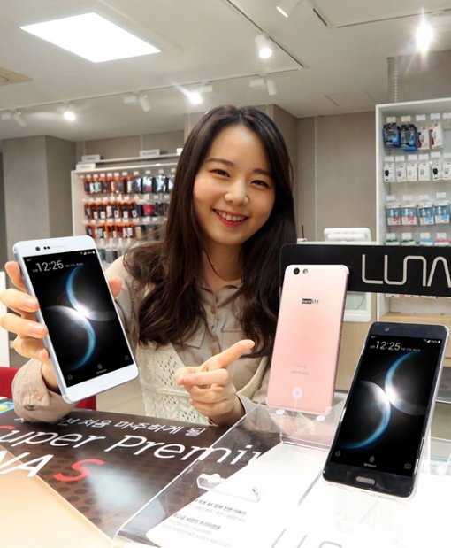 서울시 중구 을지로 SK텔레콤 매장에서 모델이 50만원대 실속형 프리미엄 스마트폰 ‘루나S’를 소개하고 있다.