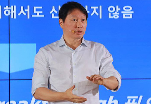 최태원 SK그룹 회장은 “SK가 기존에 갖고 있는 사업·조직·문화 등의 틀을 깨지 않으면 미래가 없다”며 최고경영자(CEO)들에게
 근본적인 변화와 혁신에 대한 구체적인 실천 계획을 주문해왔다. 최 회장이 6월 경기 이천시 설성면 장천리 SKMS연구소에서 열린
 확대경영회의에서 발표하는 모습. SK그룹 제공