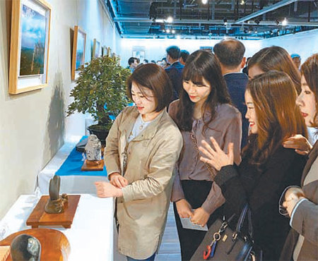 11일 광주디자인센터에서 열린 ‘2016 공감·나눔 예술작품 전시회’에서 관람객들이 전시 작품을 살펴보고 있다. 전남도선거관리위원회 제공