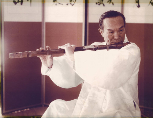 대금정악 연주의 명인 김성진의 생전 연주 모습. 국립국악원 제공