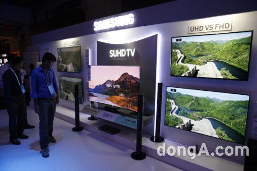 방글라데시 수도 다카에 위치한 삼성전자 ‘TV 브랜드샵’을 방문한 현지 사람들이 삼성 퀀텀닷 SUHD TV를 둘러보고 있다. 사진제공=삼성전자