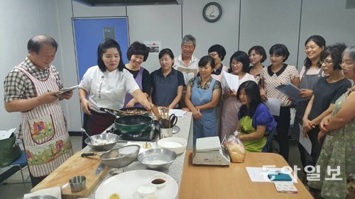 문정희 씨(왼쪽에서 두 번째)가 대전시민대학에서 수강생들에게 사찰요리를 강의하고 있다. 요리 못지 않은 그의 입담에 강의시간 내내 웃음이 멈추지 않았다. 지명훈 기자 mhjee@donga.com