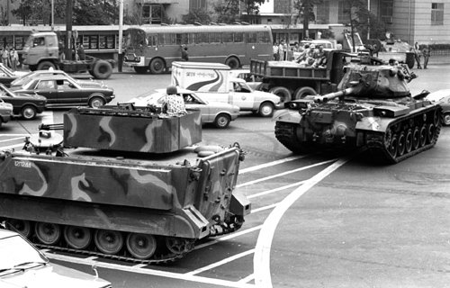 37년 전 부마항쟁 당시 옛 부산시청 앞 도로를 점거한 채 삼엄한 경비를 벌이고 있는 계엄군 장갑차와 탱크.