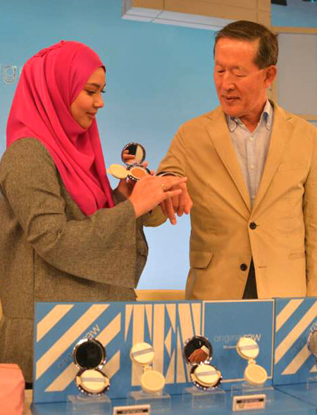 허창수 GS그룹 회장(오른쪽)이 12일 GS홈쇼핑 말레이시아 합작법인 ‘고숍(GO SHOP)’ 홈쇼핑 스튜디오를 방문해 한국 중소기업 제품이 판매되는 현장을 확인하고 있다. GS그룹 제공