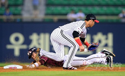 6일 잠실야구장에서 ‘2016 타이어뱅크 KBO 리그’ LG 트윈스와 넥센 히어로즈의 경기가 열렸다. 3회초 1사 1루에서 넥센 김지수가 2루 도루를 시도해 성공하고 있다. 잠실｜김진환 기자 kwangshin00@donga.com