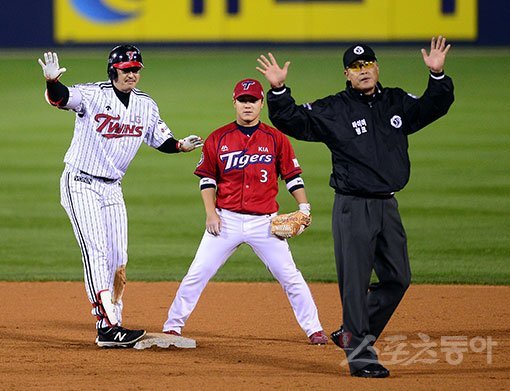 11일 서울 잠실야구장에서 ‘2016 타이어뱅크 KBO 리그’ 포스트시즌 와일드카드 결정전 2차전 KIA타이거즈와 LG트윈스 경기가 열렸다. 8회말 무사 LG 박용택이 중전 안타를 치고 2루까지 달려 세이프 되고 있다. 잠실 | 김종원기자 won@donga.com