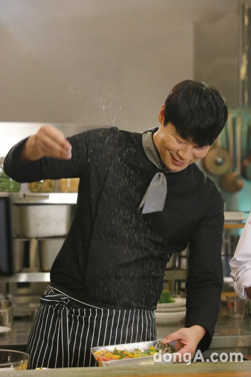 스프라이트가 공개한 ‘Sprite & Meal’ 캠페인 광고 촬영 현장 비하인드 컷. 사진제공=코카-콜라