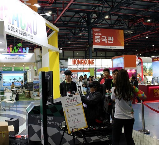 <모두의 선택 마카오관에서 4D VR 체험 중인 관람객>