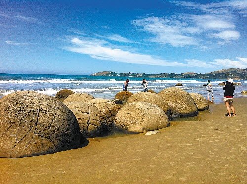 코에코헤 해변에 떼지어 있는 돌들.