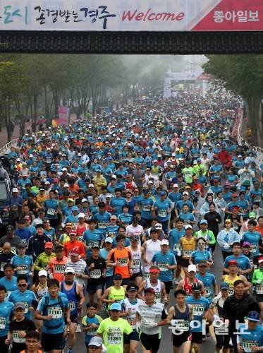신라 천년의 고도(古都) 경주가 마라톤 물결로 뒤덮였다. 16일 열린 2016 경주국제마라톤(경상북도 경주시 대한육상경기연맹 동아일보 공동 주최)에서 풀코스 참가자들이 경주시민운동장을 떠나 힘차게 출발하고 있다. 이날 대회에는 해외 초청 선수 21명을 포함한 국내외 엘리트 선수 39명과 8천여 명의 마스터스(5km, 10km, 하프코스, 풀코스)가 참가했다. 변영욱 기자 cut@donga.com