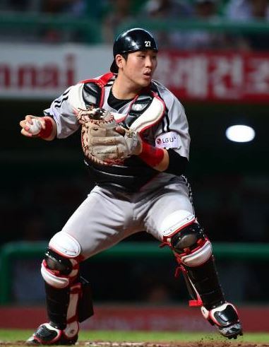 사진=준PO 3차전 데일리 MVP LG 유강남/스포츠동아DB