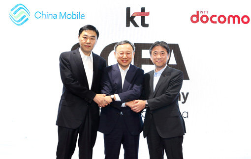 14일 SCFA 제6차 총회에서 KT 황창규 회장(가운데)과 차이나모바일 샹빙 회장(왼쪽), NTT도코모 요시자와 카즈히로 사장이 손을 맞잡고 있다. 사진제공｜KT
