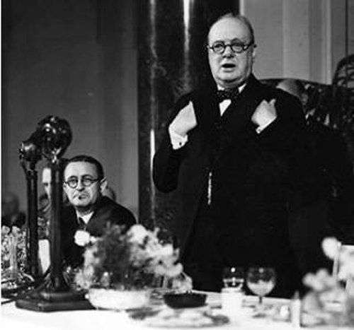 제2차 세계대전 중인 1941년, 방송 연설을하고있는윈스턴처칠영국총리.
