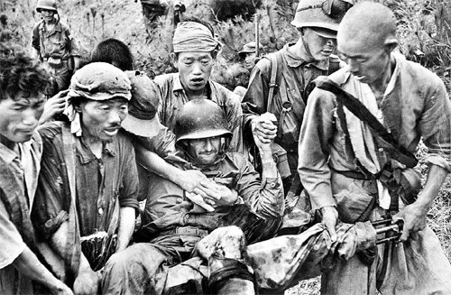 이번에 처음 공개되는 종군기자 데이비드 더글러스 덩컨의 한국전 사진. 한국군이 부상 당한 미군을 치료하기 위해 부축해 옮기고 있다. 대전일보 제공