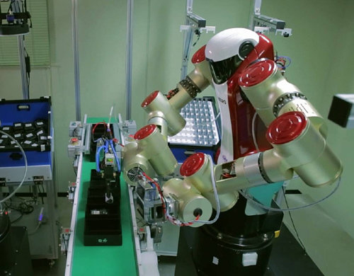 한국기계연구원과 로보스타가 공동으로 개발한 산업용 소형 양팔로봇 ‘아미로’가 휴대전화를 포장하고 있다. 한국기계연구원 제공