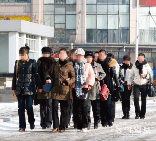 중국 랴오닝성 단둥시 거리를 북한 여성 근로자들이 줄을 맞춰 걸어가고 있다. 사진은 기사 내용과 관계없음. 동아일보