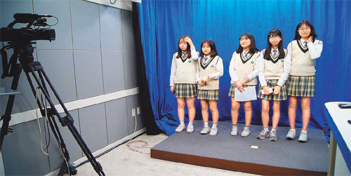 NE 능률 스튜디오를 견학하는 경기 푸른중 1학년 학생들.
