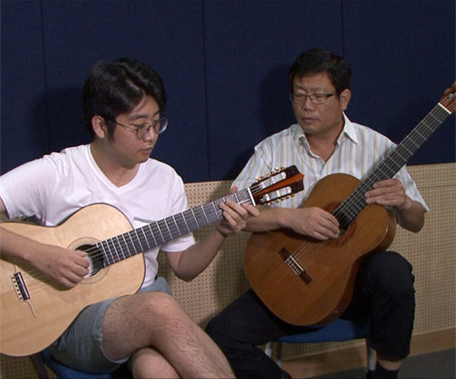 최근 기타 듀엣을 결성한 김홍철(오른쪽), 유정 부자.