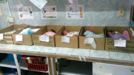 베네수엘라 한 병원의 신생아실 모습. 아기들이 물건을 담던 종이박스에 나란히 누워 있다.(사진=클라린)