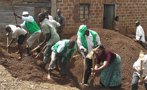 2010년 새마을운동이 시작된 아프리카 우간다 키보하 마을의 주민들이 함께 도로 공사를 하고 있다. 행정자치부 제공