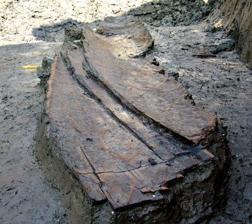 비봉리 유적에서 출토된 신석기시대 ‘나무배’. 기원전 6000년경 만들어졌고 우리나라에서 가장 오래된 배다. 국립김해박물관 제공