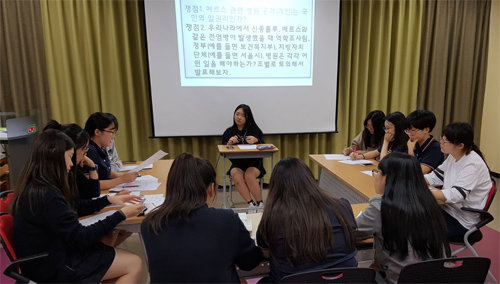 지난달 서울 강북구 혜화여고에서 열린 ‘ 주 제 가있는 디베이트 교실’에서 학생들이 토론하는 모습. 혜화여고 제공