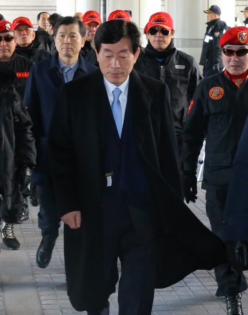 2015년 2월 9일 국정원 대선개입 의혹 사건과 관련해 법정에 출두한 원세훈 전 국정원장.