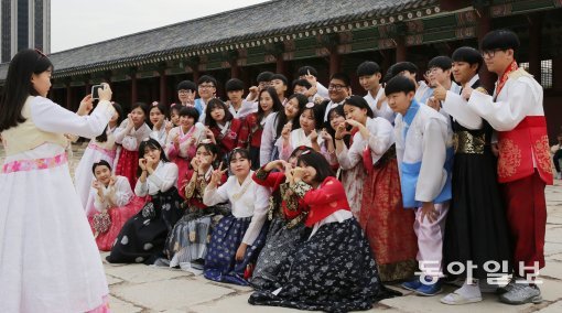 20주년 한복의날을 맞아 21일 한복을 차려입고 체험학습을 나온 김포 사우고등학교 학생들이 경복궁에서 기념 촬영을 하고 있다.
