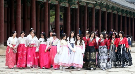 20주년 한복의날을 맞아 21일 한복을 차려입고 체험학습을 나온 김포 사우고등학교 학생들이 경복궁을 둘러보고 있다.