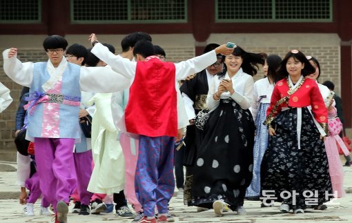 20주년 한복의날을 맞아 21일 한복을 차려입고 체험학습을 나온 김포 사우고등학교 학생들이 경복궁을 둘러보고 있다.