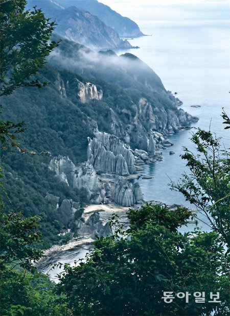 일본 최고의 경승이라 할 호토케가우라를 산중턱에서 내려다본 모습. 화산활동 당시 용출된 마그마가 식으면서 형성된 응회암 산악이 오랜 세월 비바람에 씻겨 이런 비경을 연출했다. 이 기암의 해변은 상륙한 뒤 산책하며 둘러본다. 시모키타 반도(일본 아오모리 현)=조성하 기자 summer@donga.com