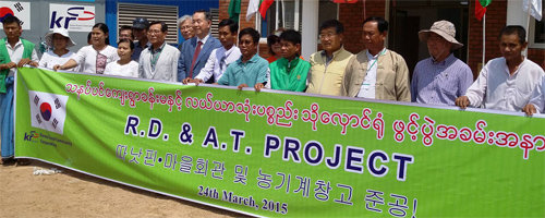 ▲새마을운동의 일환으로 지난해 3월 미얀마 양곤 주 따낫핀 마을에 만든 마을회관 준공식.